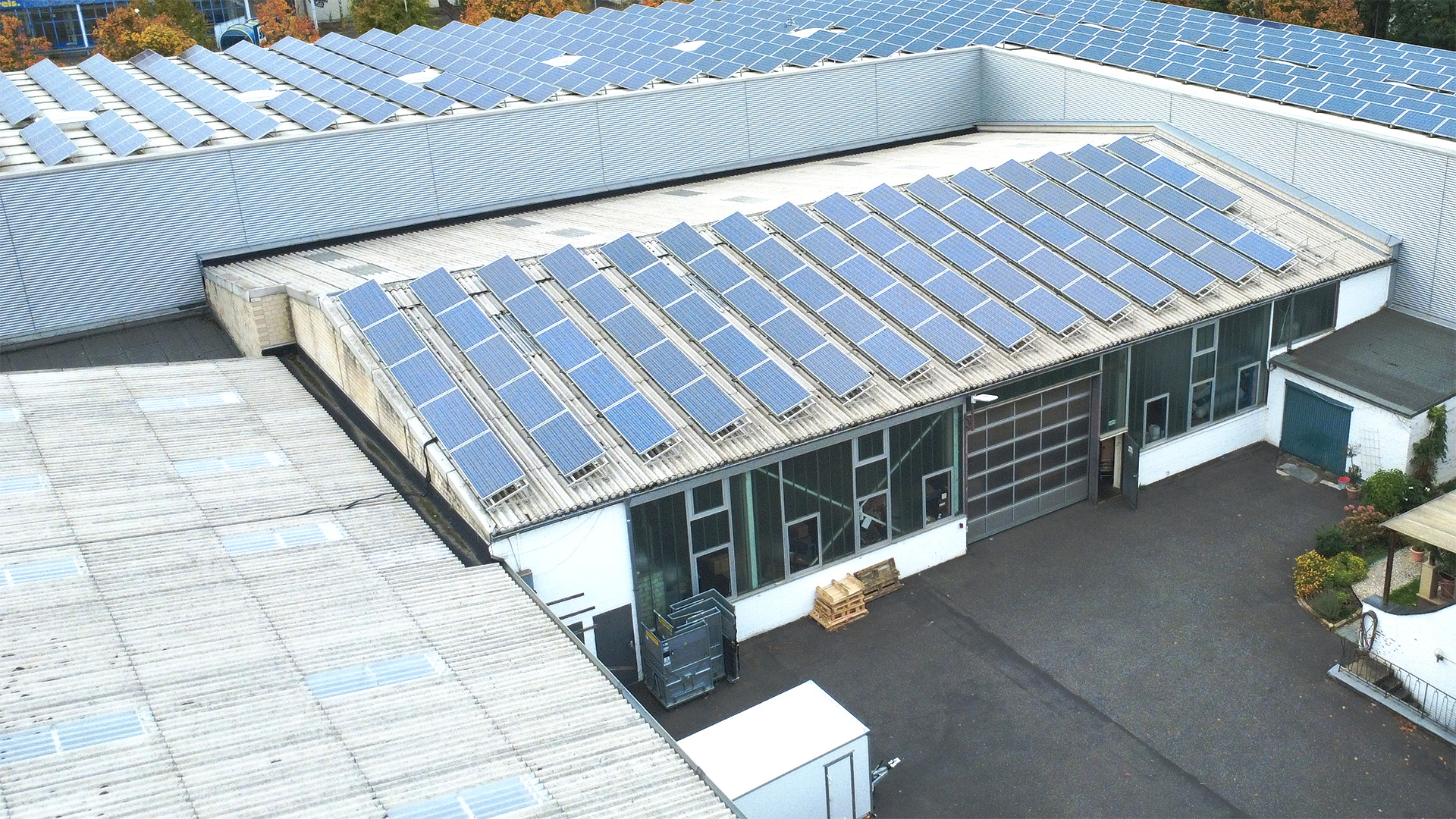 Luftaufnahme Lagerhallen und Logistikgebäude von Die Richraths