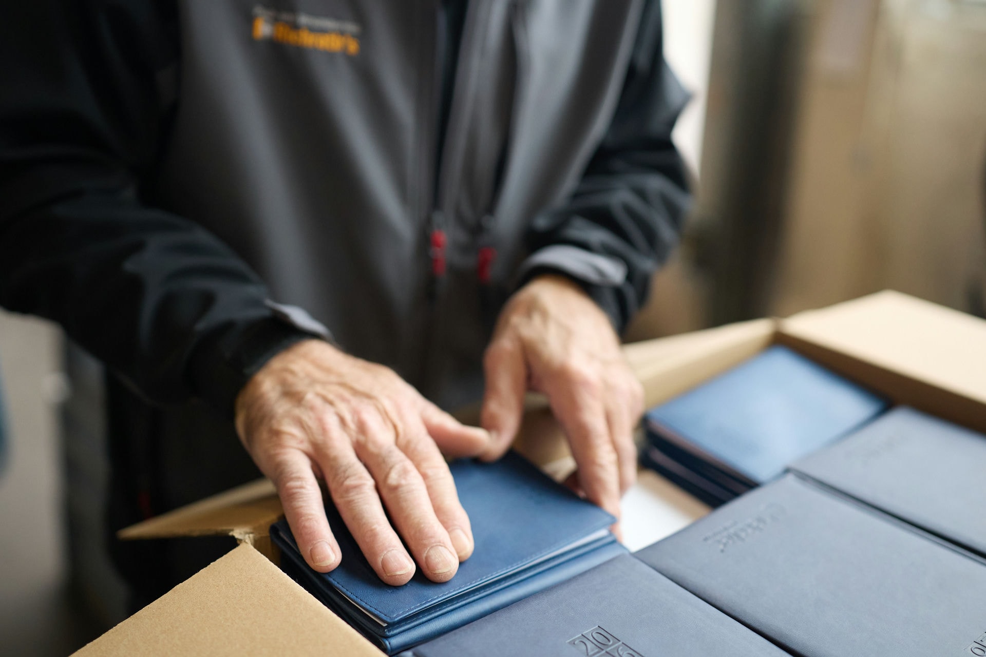 Verpackung von Jahreskalendern als Werbegeschenke